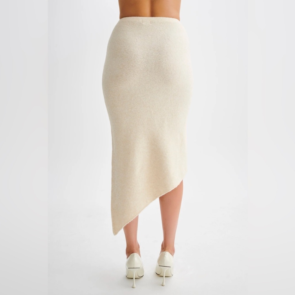 Elegant Cream Skirt - Picture 3 of 9